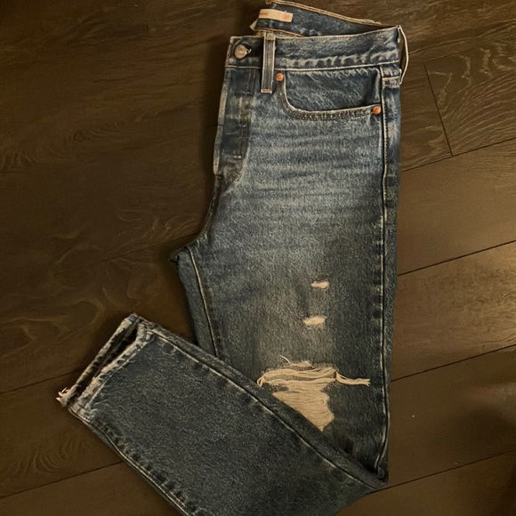 Levi’s distressed wedgie denim - Picture 7 of 11